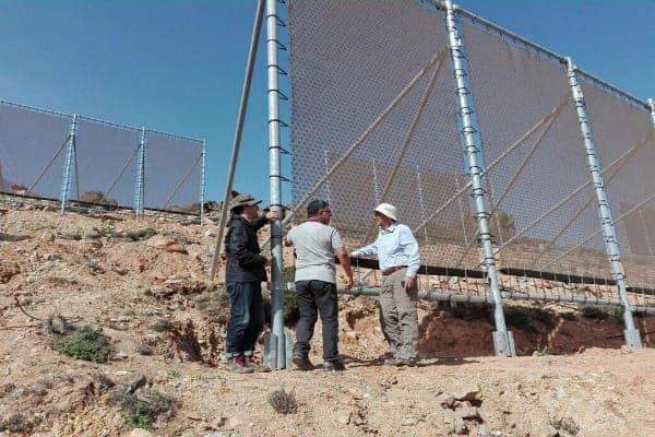 AfricaFactsZone's tweet photo. Morocco is harvesting water from fog (fog collection). It is tackling desertification using CloudFisher technology which draws moisture from cloud, converting fog into drinking water.
The CloudFisher fog collector produces up to 36,000 litres of water for 800 residents in a day. https://t.co/Yv4Q66zHxX