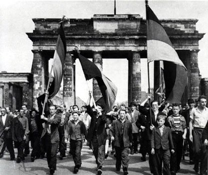 News of the work stoppage spread by word of mouth and was amplified by Western radio. This led to a general strike on June 17th – crowds in East Berlin swelled from hundreds to tens of thousands (5)