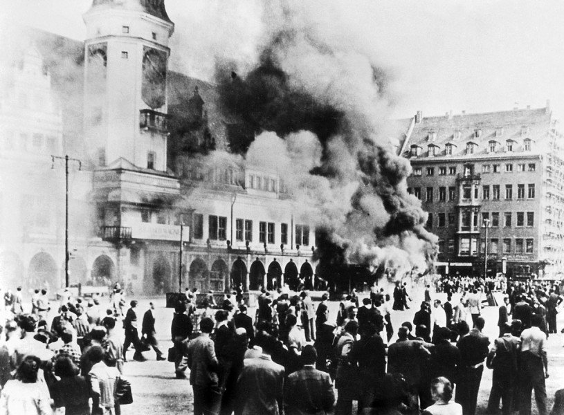 Protests spread out from East Berlin across all of the GDR – here demonstrators in the main square of Leipzig (6)