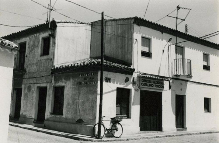 MoncloaAravaca's tweet photo. ¿Tienes fotos antiguas 🖼🖼🖼de #Aravaca? 

Envia hasta 5 fotos a través del formulario https://t.co/EZn8k3xNgS

➕ℹ https://t.co/hFdVIEiXtC

Ayúdanos a recuperar la memoria de Aravaca

Gracias #Aravaca
Gracias #Madrid 
#YoMeQuedoEnCasa https://t.co/Cd6R3uEy4l