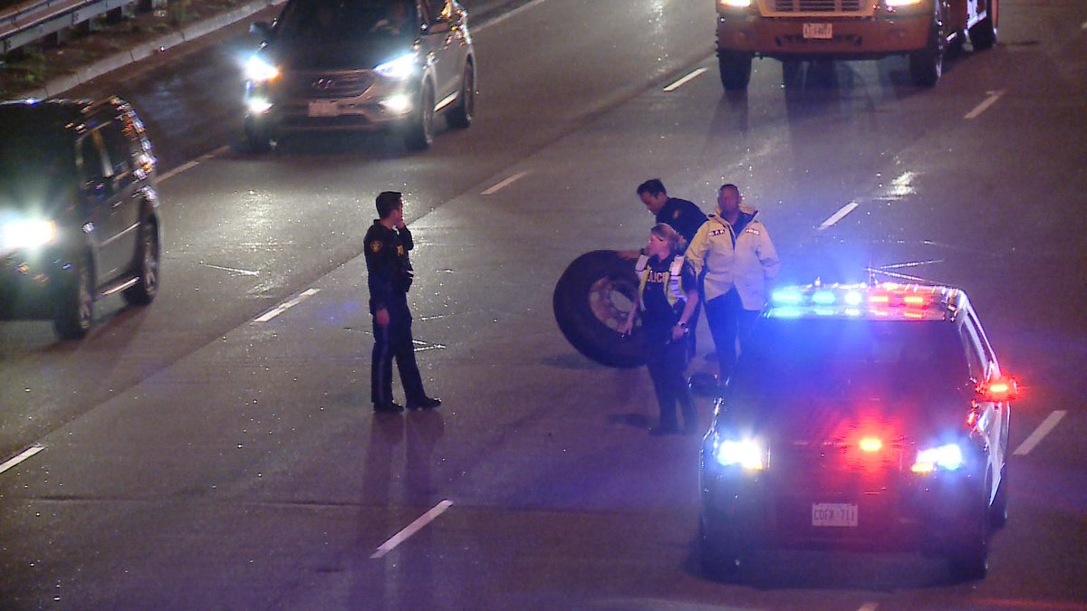 JeremyCohnTV's tweet photo. 11 PM: Serious multi-vehicle crash on Hwy 401 westbound at McCowan Rd in #Scarborough. A wheel flew off a tractor trailer causing the chain reaction wreck. Multiple people hurt, two taken to a trauma centre. OPP located the truck at a yard in #Pickering, truck inspector called. https://t.co/uNobCYjGlw