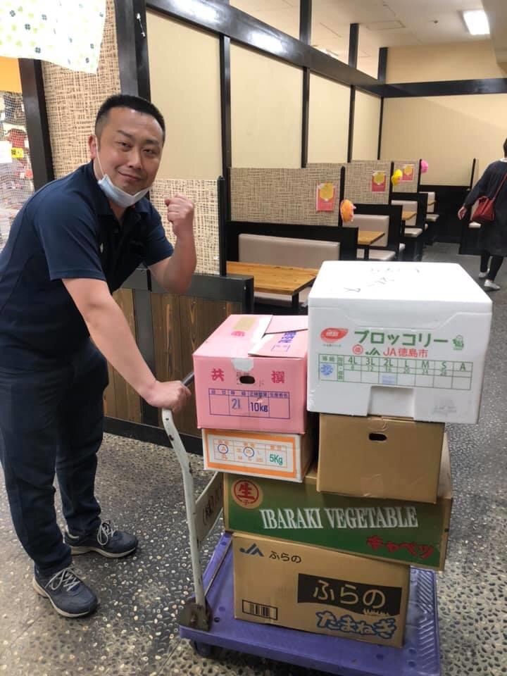 OsakaVolunteer's tweet photo. \【活動】食事配布のボランティア🍱/
子どもたちを優先に「無料」で食事を配布できるように
困窮状態にあるひとへ「食事」を配布することで
「社会」との細い糸が切れてしまうのを防ぎたい!
活動先:NPO法人チュラキューブ
詳細
👉https://t.co/7TBt4BooYf
#S004
#緊急支援 #フードパスひらの https://t.co/9KDqsgQWFe