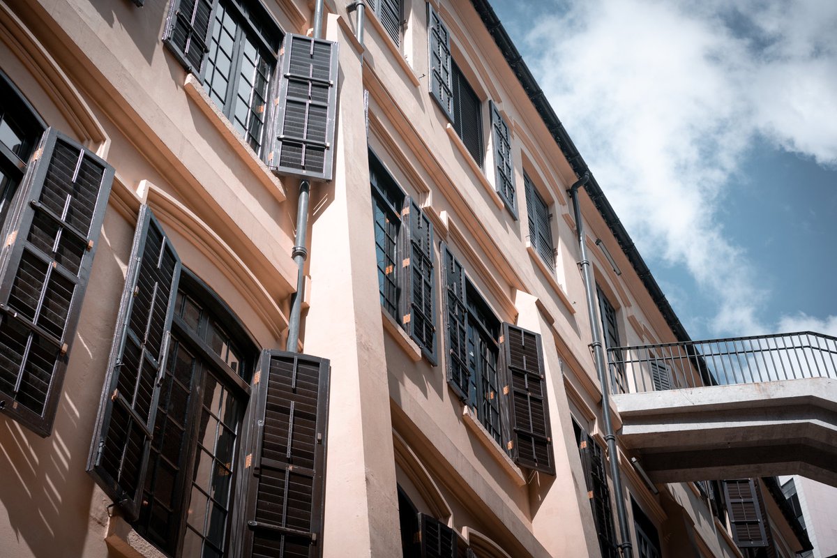 The Little Europe
.
.
.
#a7rii
#hongkong
#香港打卡
#写真好きな人と繋がりたい
#カメラ友達募集中
#streetphotography
#street #streetclassics
#citygrammers
#citybestpics
#citykillerz
#architecture
#lightroom
#instagood
#ig_color
#visualambassadors
#AwesomeHongKong
#taikwun 
#大館