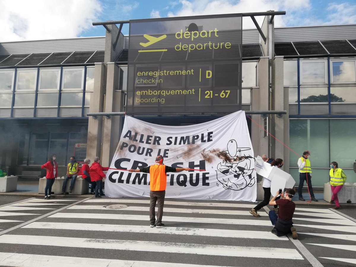 PeneauP's tweet photo. Action à l'aéroport #NantesAtlantique contre la #reintoxication du monde
@gignv44 @44Attac @XRNantes https://t.co/nWbt2BoP3v