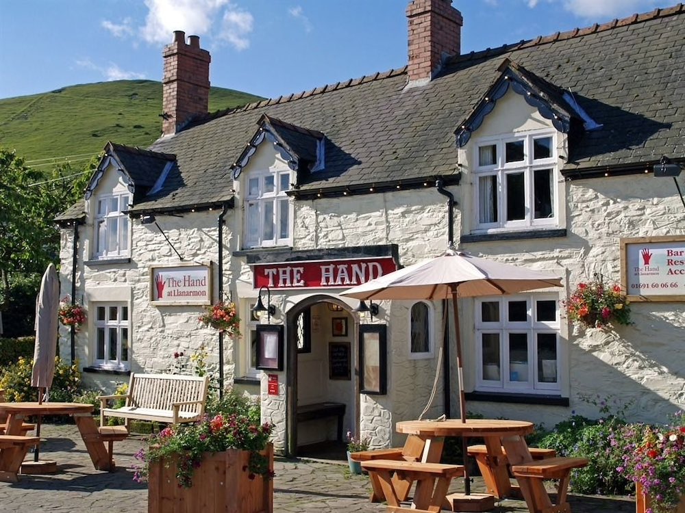 <a href="/thehandhotel/">The Hand at Llanarmon</a> one of my favourite eateries but because of the five mile exclusion zone we are unable to visit <a href="/KenSkatesMS/">Ken Skates MS</a> please help remove the 5 mile restrictions and open businesses up in Wales ASAP before anymore close.