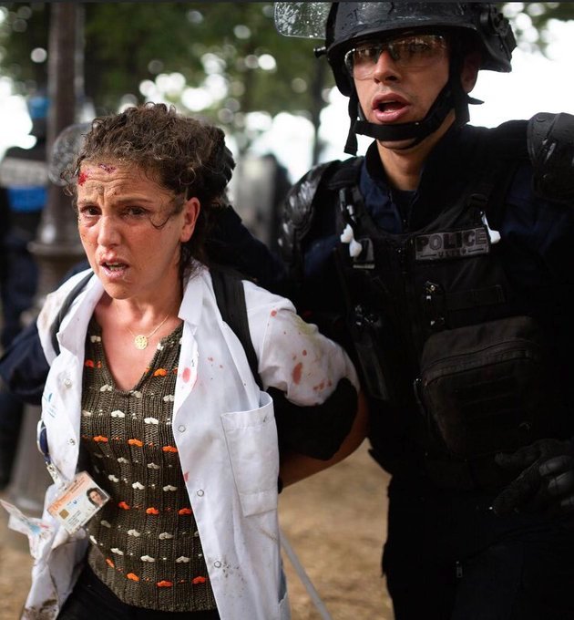 FBosom's tweet image. Yesterday #robocops fought against 17 yrs exp #nurse #Farida who had non stop 12-14 hours shifts for 3 mos on the frontline of #Paris battle against #covid19. She has 3 kids, caught #Coronavirus because #France chose protection for its cops. Please RT #biotwitter #LiberezFarida