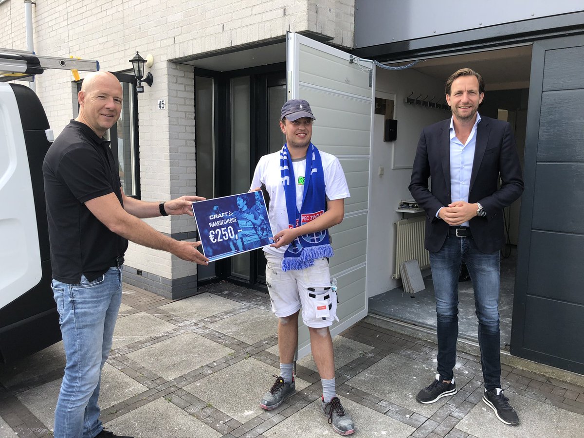 Vanmorgen werd Joël Stijf, inwoner <a href="/gemKampen/">Gemeente Kampen</a> door ass trainer en ook plaatsgenoot Henry van der Vegt verrast met de 6000-ste seizoenskaart bij <a href="/PECZwolle/">PEC Zwolle</a> Met Zwolle en Dalfsen voert Kampen de ranglijst aan van meest verkochte seizoenkaarten.Succesvolle en mooie wedstr. gewenst!