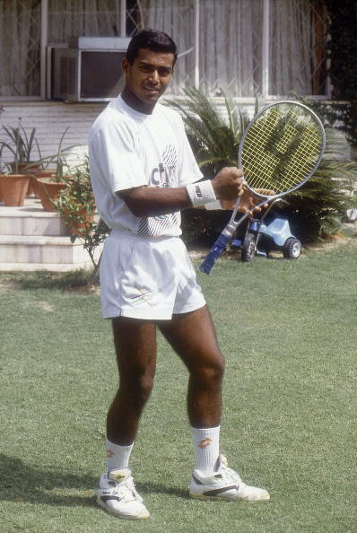 After making his tennis debut in 1989 (the same year as a certain  @sachin_rt debuted in Pakistan), Leander won the 1990 junior Wimbledon title and was ranked Junior number 1 in the world. He also danced well while in his tennis gear :-)