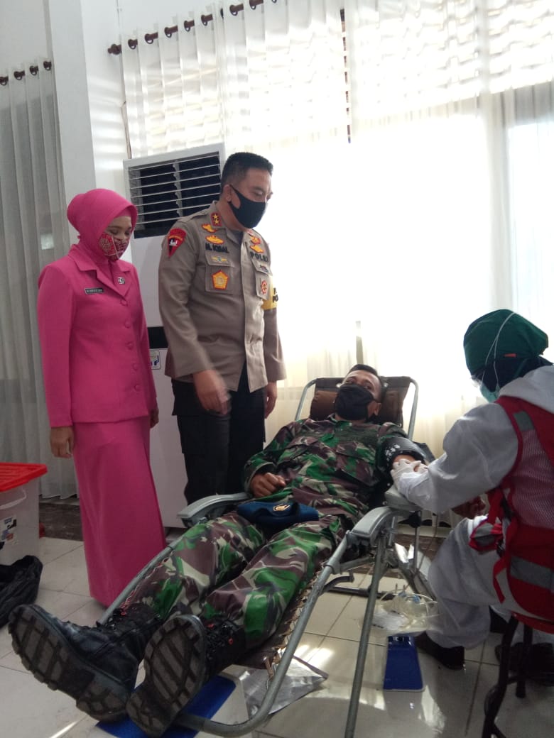 LanudZ's tweet photo. Lanud ZAM Bakti Sosial Donor Darah Di Polda NTB

 Anggota Lanud Zam Bakti Sosial Donor Darah Dalam rangka hari Bhayangkara ke-74 Polda NTB yang bertempatkan di Jalan Langko Kantor Polda NTB Mataram Nusa Tenggara Barat (NTB), Rabu (17/06/2020).. https://t.co/acFOXqNQD1