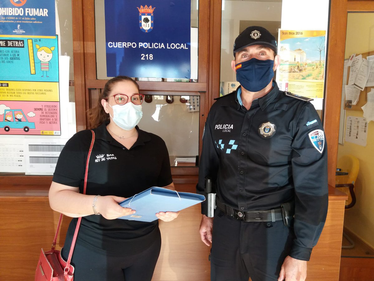 Vecina de Moral encuentra carpeta con 2.425€ y la entrega a la Policía local que la devuelve a su propietario: