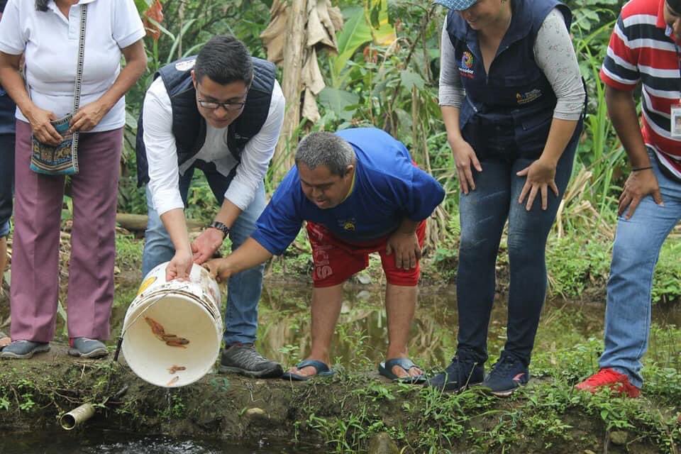 Fundacion_SA17's tweet photo. #Emprendedores con #Discapacidad 

El #COVID-19 los golpeó, los limitó en su producción y venta de la tilapia 🐠.
Necesitan un impulso; la oportunidad que les permita #innovar y #reactivar la #economía circular en #Caluma y mejoren su condición de vida @GIZEcuador @AlemaniaQuito https://t.co/liEQclPA98