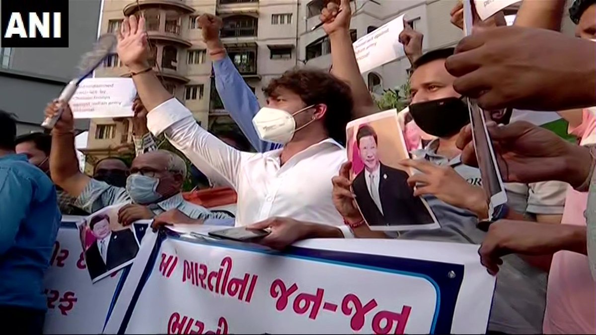 ANI's tweet photo. Gujarat: People in Ahmedabad's Bapu Nagar burnt photos of Chinese President Xi Jinping, yesterday. #IndiaChinaBorder https://t.co/6sL2UcNKrL