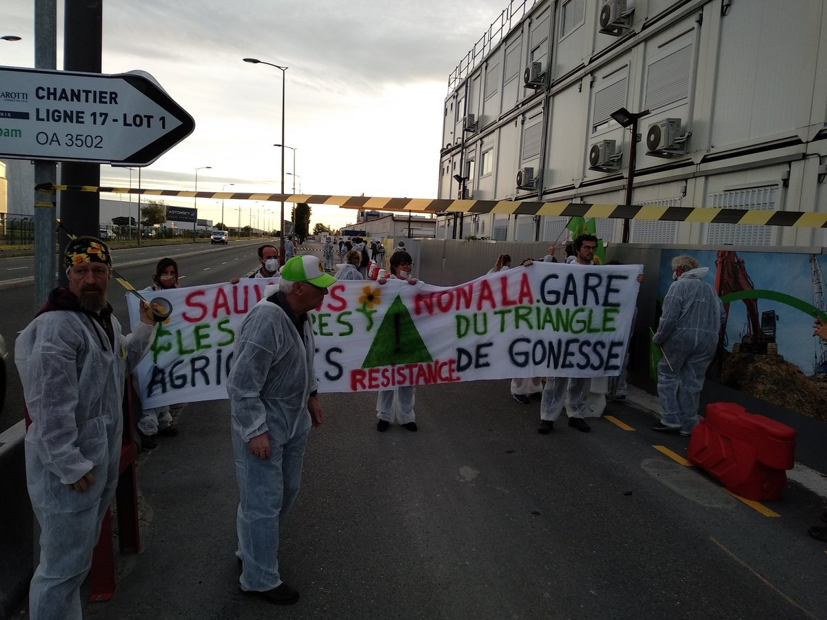 suaudeau's tweet photo. Ce matin blocage du chantier @GdParisExpress pour stopper la ligne 17 à ce niveau. Contrela gare en plein champs. #17juin @CPTGonesse https://t.co/9JoSwJLNuI