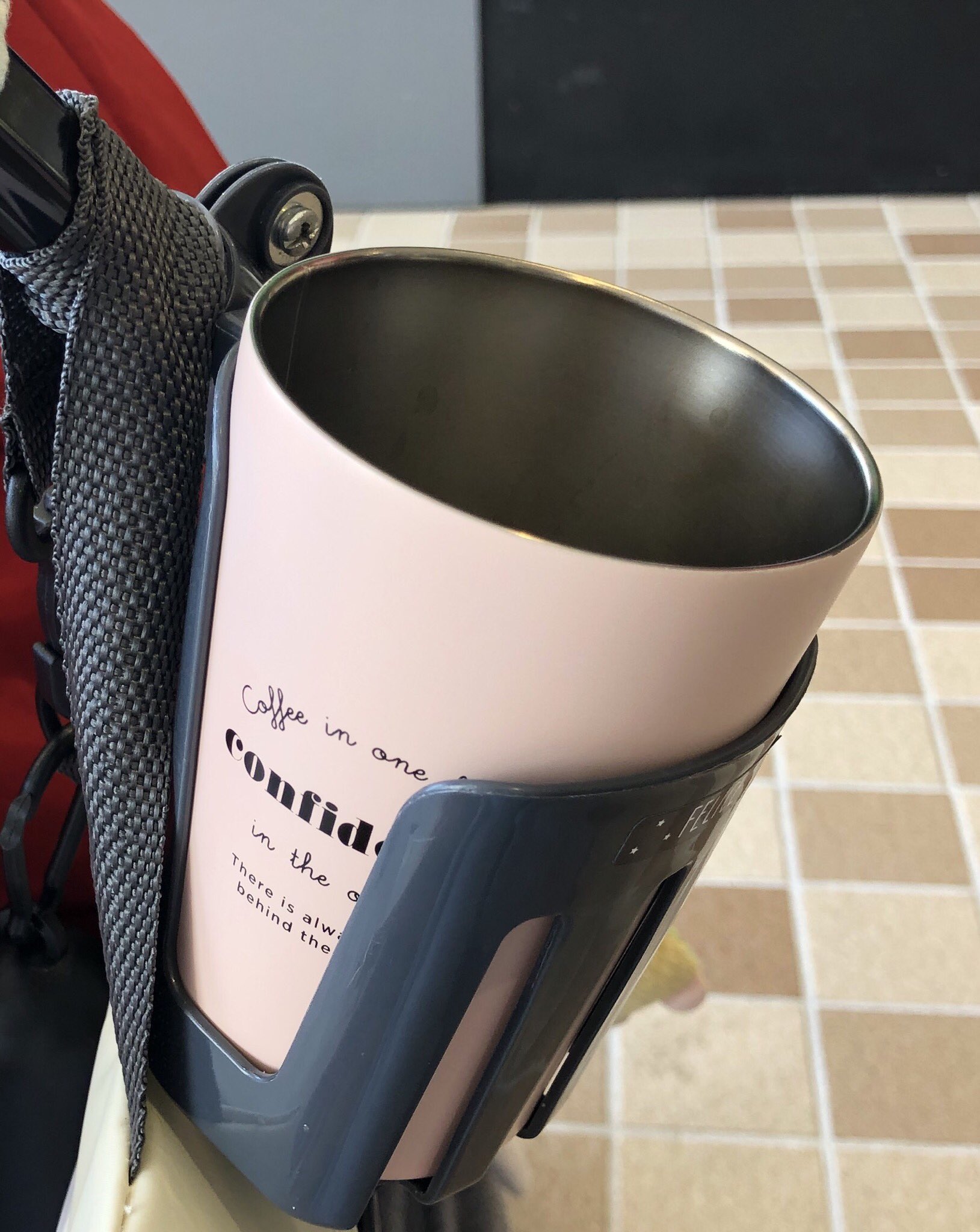 おねね 2y 5m ボトルの中にドリンクin これで 大分ドリンクの安定感が違う 写真のドリンクは スタバのトールサイズ ステンレスタンブラーは Francfrancのルースト サーモタンブラーm ピンク T Co M47clcocfo T Co