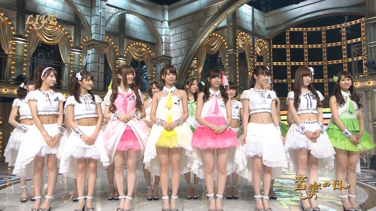 38 ⊿ Girl's Rule [Perf. Costume]The most idollike Nogi costume! There are three versions 1) exposed stomach 2) exposed shoulders 3) the cupcake skirt. Evidently, the white costume on display is not Maiyan's since her skirt has studded gems on the waist https://twitter.com/korobizaka/status/1272236951500918785?s=20