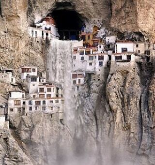 worldad93422525's tweet photo. Have you ever thought to enjoy and experience a night on a house like them? #strange #strangeworld #unique #holidays #house #old #adventure #heights #high #highhome #earth #global #uniqueworld #hiddencolors #asia #worldadventuretourss #workout https://t.co/WMfH8YAceG https://t.co/YXY9NhG9dI