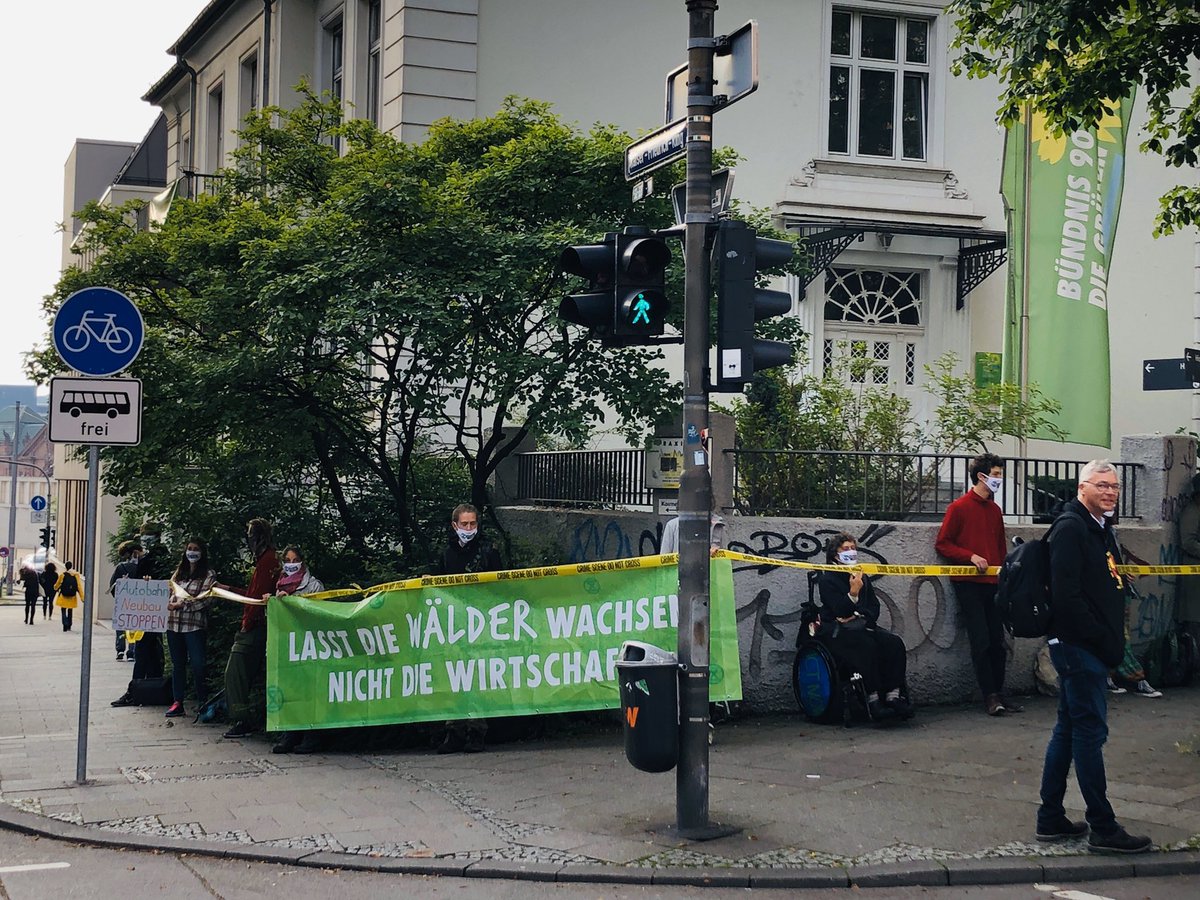 operacivil's tweet photo. Vor der Zentrale der @gruenehessen stehen Aktivisten und fordern friedlich singend #stopa49 #danibleibt #waldstattasphalt #WeiterSoWarGestern
#BlockiererBlockieren
#ExtictionRebellion https://t.co/fQ7O5zFekD