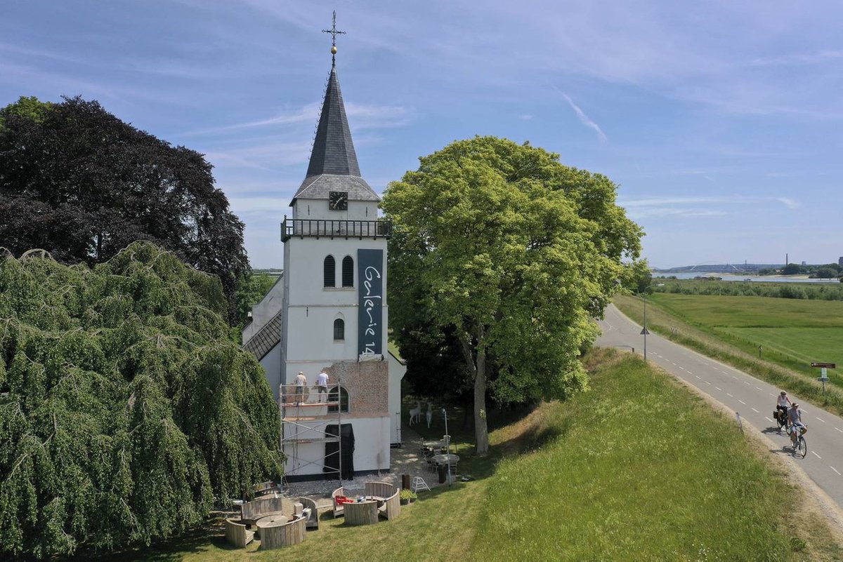SimonKadijk's tweet photo. Afbouwbedrijf Stöteler uit Groenlo heeft het stucwerk van het karakteristieke witte kerkje aan de #Waaldijk bij #SlijkEwijk verwijderd. Door ophoping van vocht in de muren laat het #pleisterwerk aan de buitenmuur los en moet het vervangen worden. https://t.co/o9WVT9X9vy
