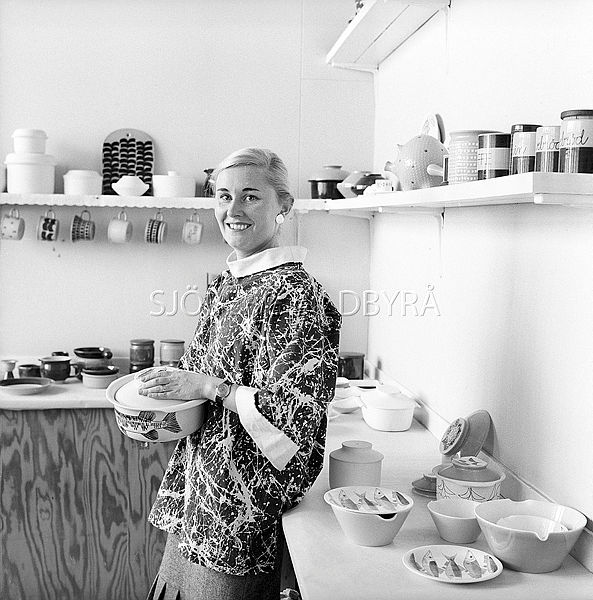 Sjobergbild's tweet photo. Rörstrands "porslinsmamma" Marianne Westmans födelsedag idag.
Så här såg hon ut 1960 på Rörstrands Porslinsfabrik.
#Dagensdatum #födelsedag #form #design #porslin #retro #kvinna #idag #Nyheter https://t.co/UgQyMSt5Ap