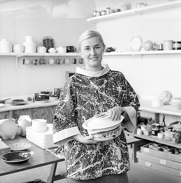 Sjobergbild's tweet photo. Rörstrands "porslinsmamma" Marianne Westmans födelsedag idag.
Så här såg hon ut 1960 på Rörstrands Porslinsfabrik.
#Dagensdatum #födelsedag #form #design #porslin #retro #kvinna #idag #Nyheter https://t.co/UgQyMSt5Ap
