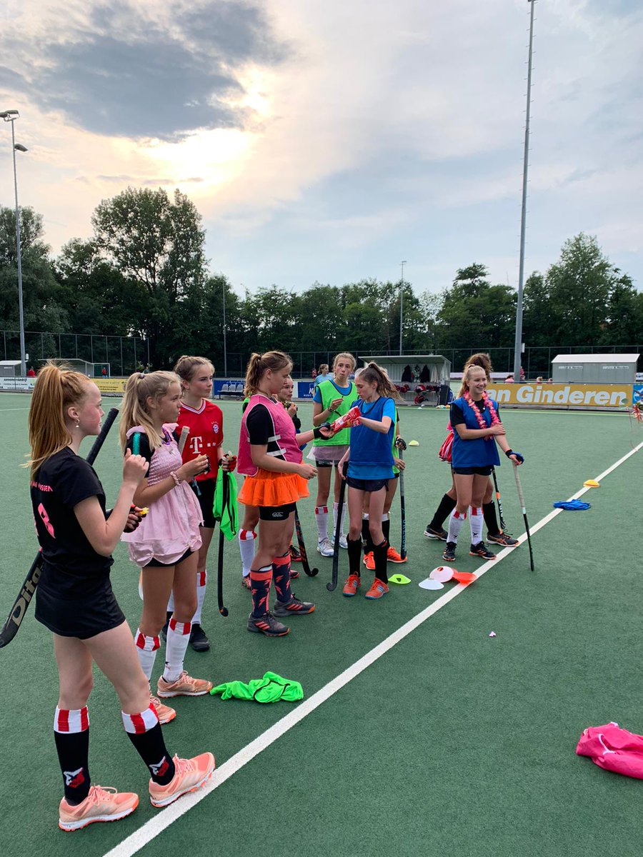 CraeyenhoutMC1's tweet photo. Gisteren de laatste training van Soef en Gaby. Dank jullie wel! Ook @supercees22 en de teammanagers!  #bijzonderseizoen #afsluiten https://t.co/cPtIKJwDDf