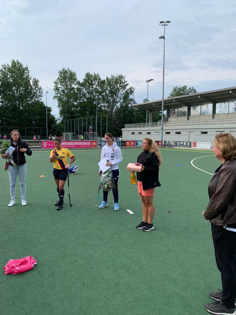 CraeyenhoutMC1's tweet photo. Gisteren de laatste training van Soef en Gaby. Dank jullie wel! Ook @supercees22 en de teammanagers!  #bijzonderseizoen #afsluiten https://t.co/cPtIKJwDDf