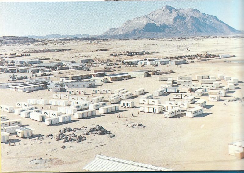 Les essais en galerie se déroulent plus au sud, à proximité d’In Ecker, à 150km au nord de Tamanrasset. Les militaires et les populations locales touaregs participent à la construction du CEMO (Centre d’expérimentations militaires des oasis).