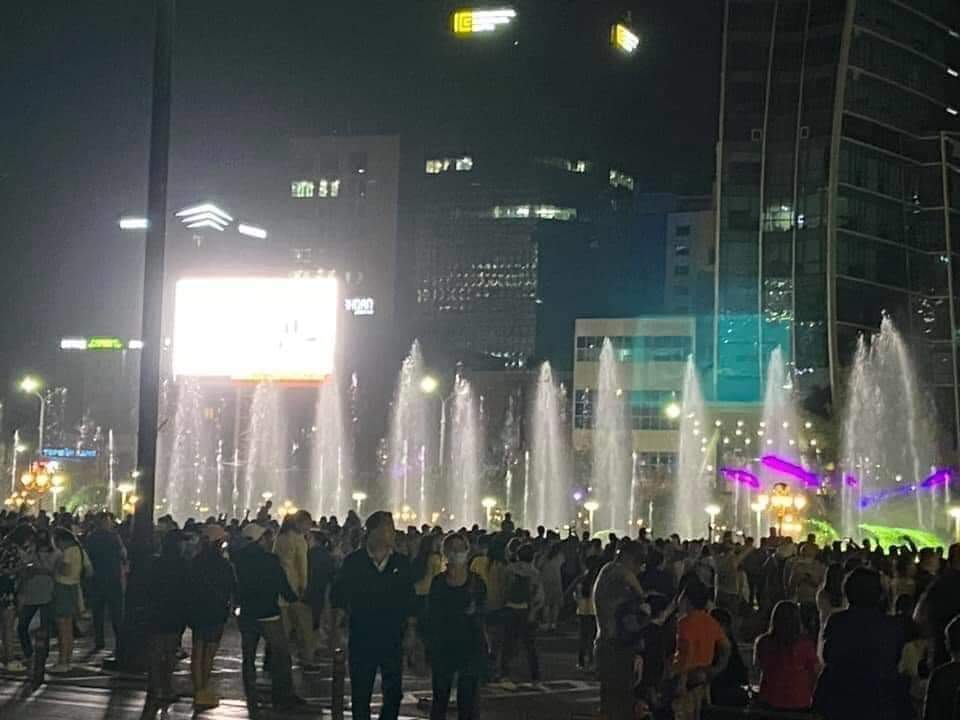 Хэдхэн хоногийн өмнө гадаадаас ирсэн ачаа барааг 21 хоног каринтийлна гээд СҮР бадруулж байсан УОК -н нөхөд яагаад ийм олон хүн цугласан үйл явдлын талаар юм ярихгүй байгаа юм бол?
Өнөө 22:00 цаг яасан бэ?
Ийм л юм бол хилээ нээж эдийн засгаа эргэлтэд оруулаач. <a href="/UKhurelsukh/">Ухнаагийн ХҮРЭЛСҮХ</a>