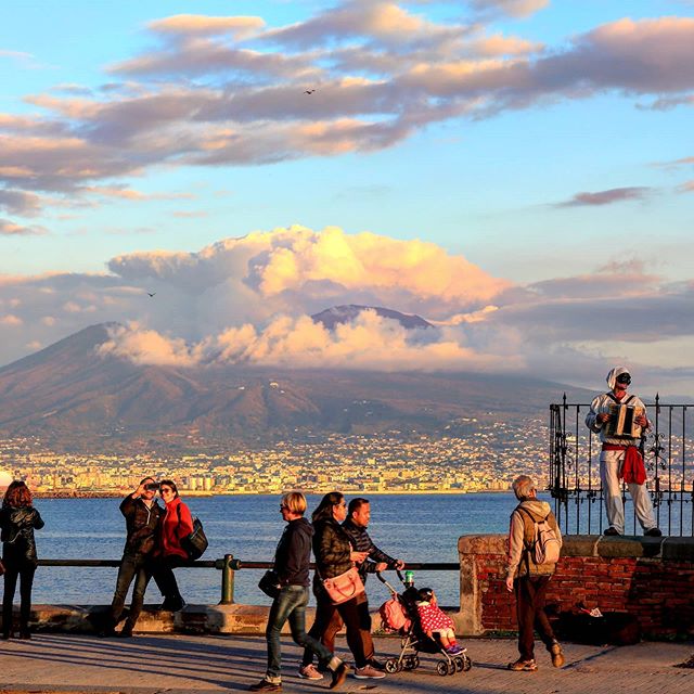 Un pulcinella che suona con sfondo Vesuvio.....💙
#Buongiorno☕️☀️
.
.
.
#napoli #naples #naplesitaly