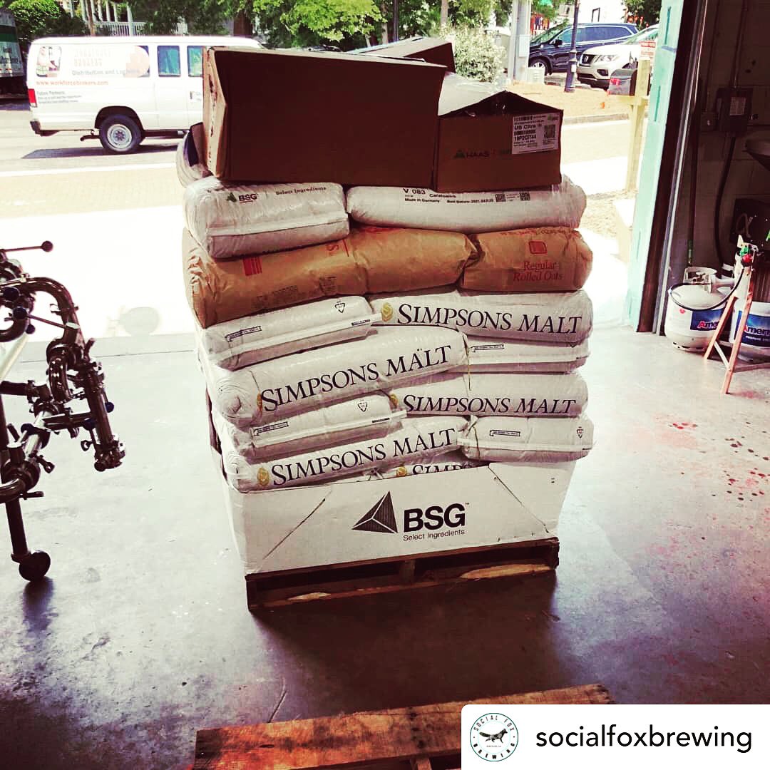The guys at <a href="/socialfoxbrew/">Social Fox Brewing & Distillery Norcross</a> in Norcross, Georgia 🇺🇸 with all their brewing supplies in this mixed pallet from <a href="/BSGCraftBrewing/">BSG CraftBrewing</a> - including some of our malt!

(and a Nut Roll, of course 😉)

Happy brewing! 🍻