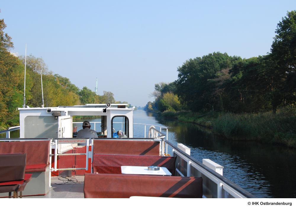 Leere Bänke bei bestem Wetter☀️: Brandenburger #Schifffahrt|sunternehmer befürchten massive #Umsatzeinbußen. Die neue #Umgangsverordnung des Landes #Brandenburg schreibt einen Mund-Nasen-Schutz auch auf dem Außendeck vor 😷. ➡️Mehr unter: ihk-obb.de/umgang