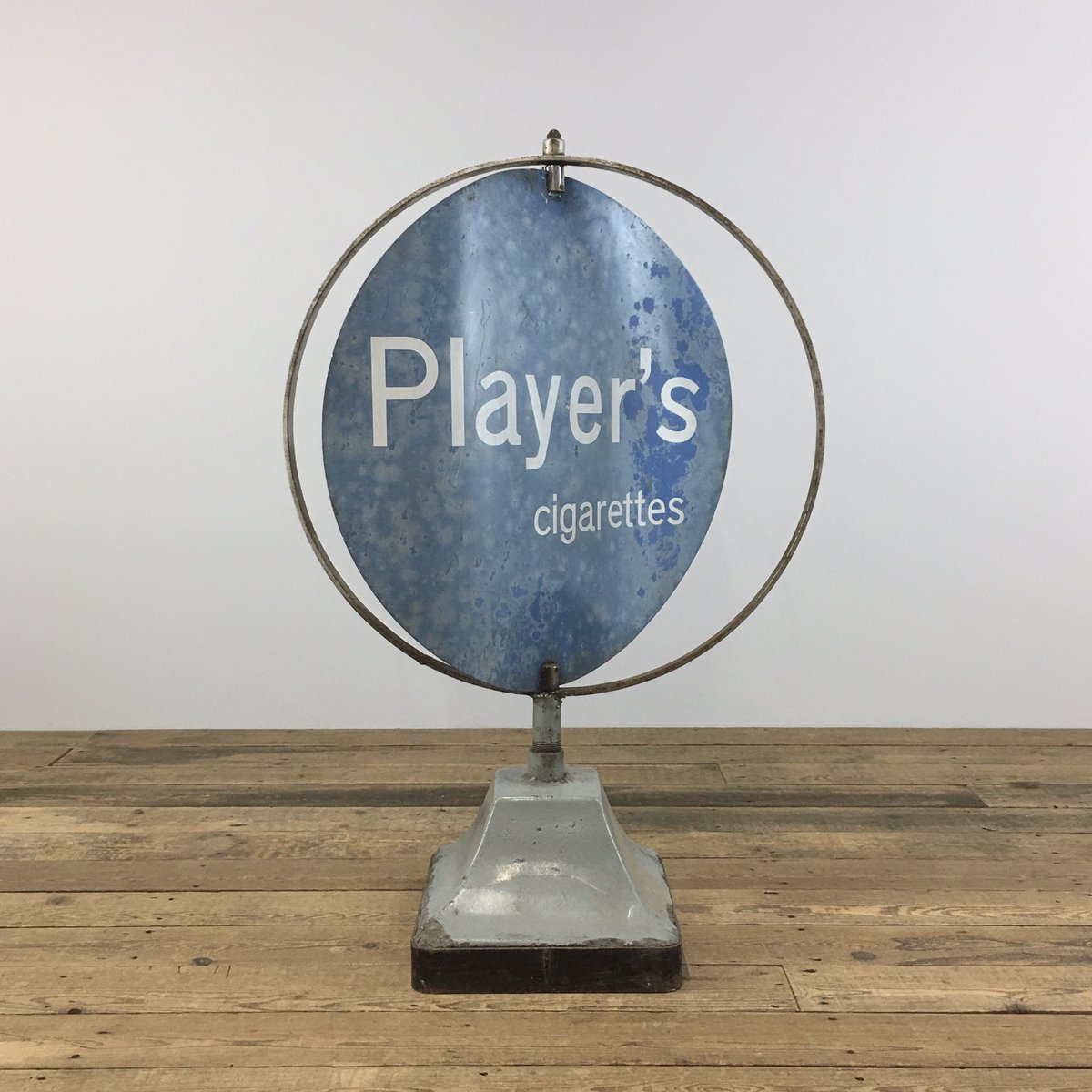 RailwayCotAntiq's tweet photo. Morning World 👋🏼🙂
Fancy this one? There’s a turn left in it 😏
Available now at https://t.co/aAm5Bm4sQU or by visiting https://t.co/WqTVbnugYu 
H 95 x W 63 cm approx 
#rotatingsign #players #newsagentsign #vintageshopsign #interiors #signage #1960s #1970s #vintagecornershop https://t.co/ZusPELQf4v