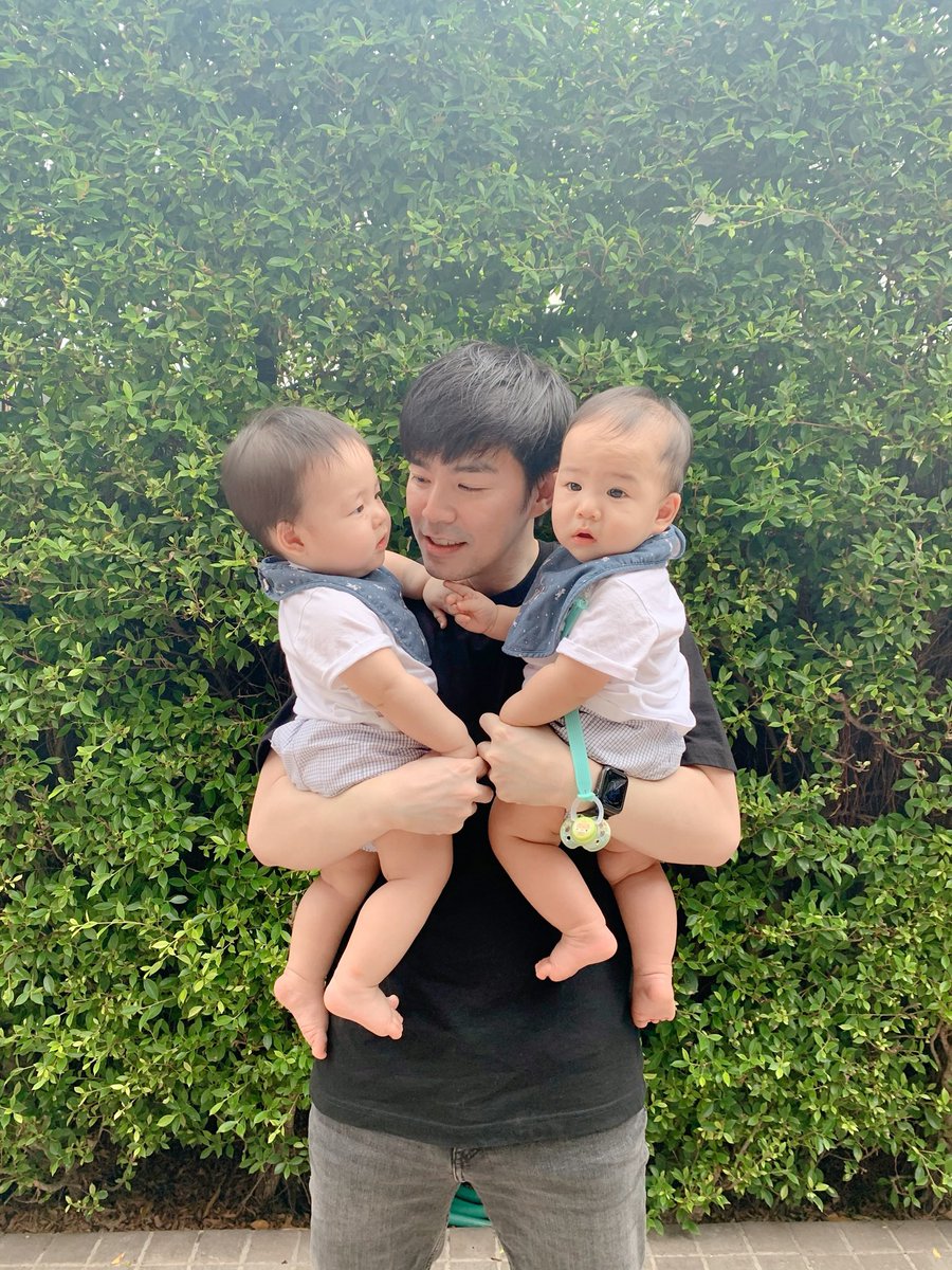 Beamkawee's tweet photo. อุ้มคู่ก่อนจะอุ้มไม่ไหว หนูโตกันเร็วมากก ลูกพ่อ 😅 https://t.co/YOji1wtOUe