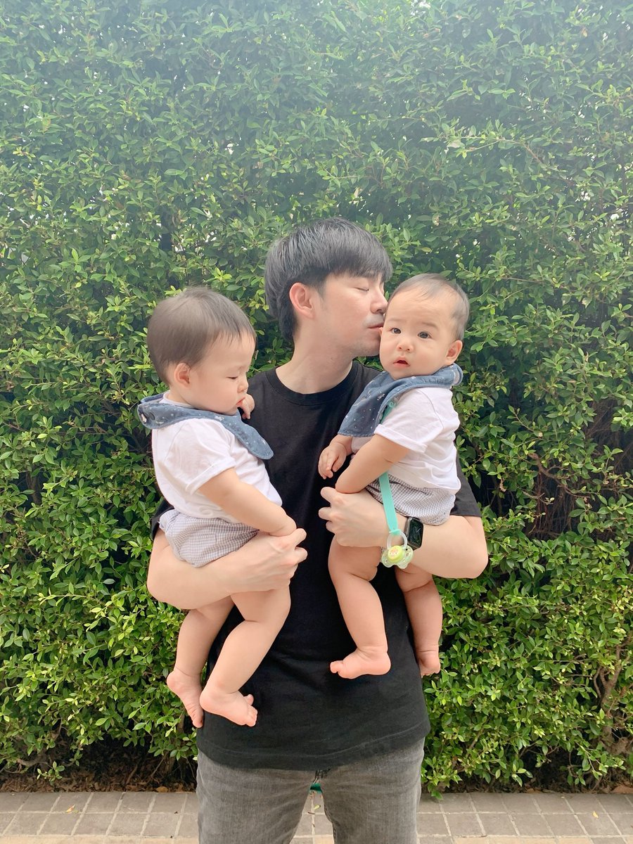 Beamkawee's tweet photo. อุ้มคู่ก่อนจะอุ้มไม่ไหว หนูโตกันเร็วมากก ลูกพ่อ 😅 https://t.co/YOji1wtOUe