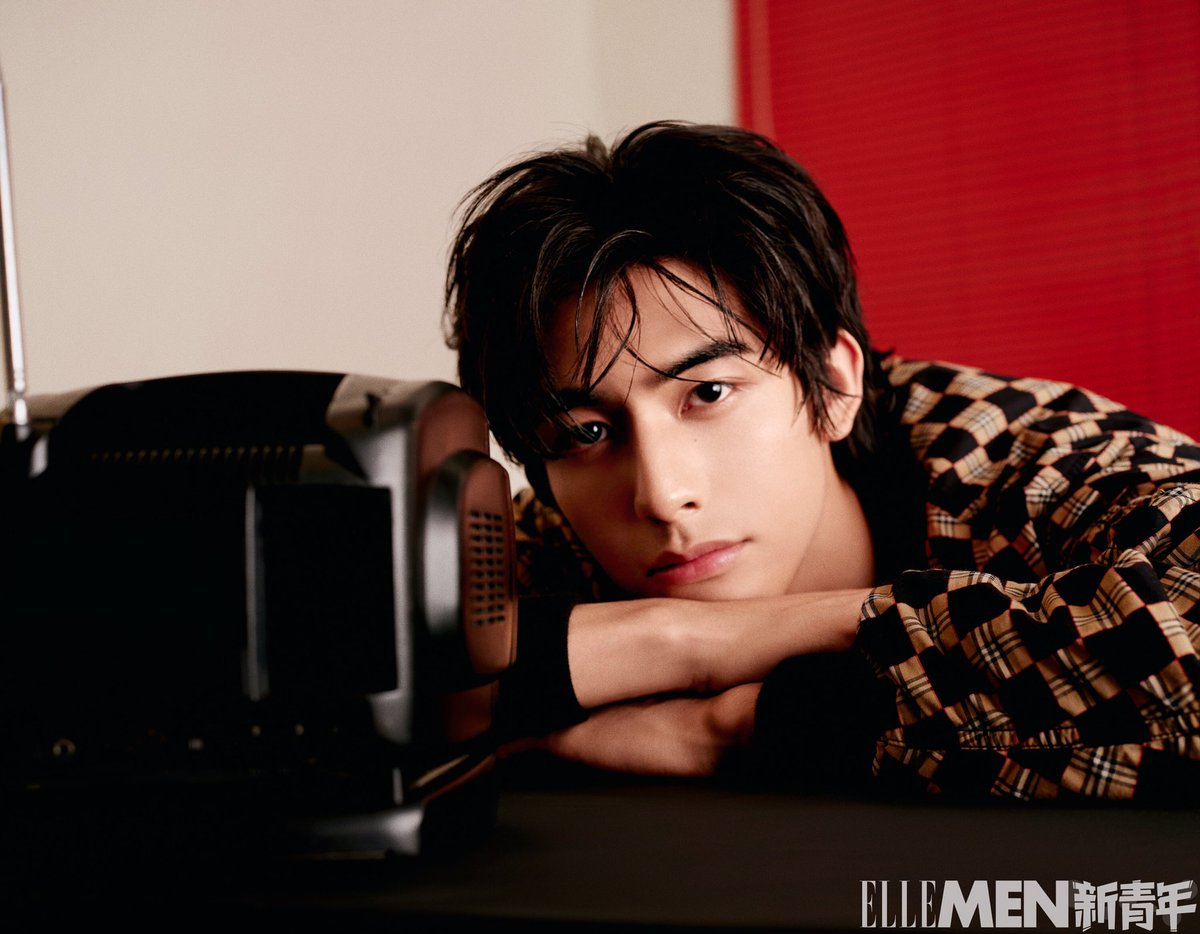 dramapotatoe's tweet photo. #SongWeilong for his cover spread of ELLE Men Fresh - Fall 2020 issue 

Full spread - https://t.co/oEtykOP0ob https://t.co/xncTgFn6JF
