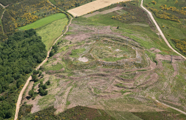 (1/8) In this  #HillfortsWednesday we will talk about horses, ducks and fish! Let's travel to the impressive hillfort of Formigueiros, in  #Galicia, with its maze-like ramparts and ditches. The hillfort was inhabited from the 3rd century B.C. to I a.C.  https://www.google.com/maps/place/Castro+de+Formigueiros/@42.7058188,-7.3555367,807m/data=!3m2!1e3!4b1!4m5!3m4!1s0xd3046aacca9f3cd:0xe83b95e1ef07ddeb!8m2!3d42.7058188!4d-7.353348