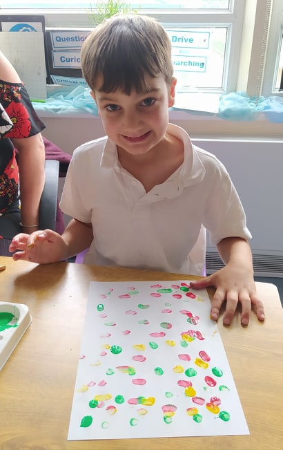 This term in art we are exploring the work of Shaun Tan and Van Gogh and have been using fruit, forks and our fingertips to practise painting different textures 🍋🍴👆