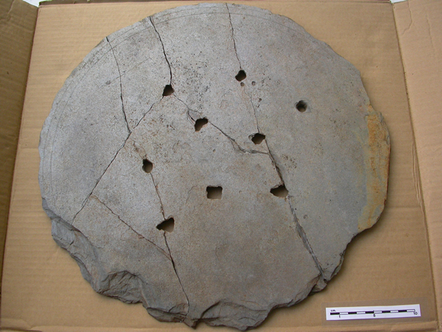 (4/8) In other slabs, a magnificent maze was depicted. It is very possible that engravers used a compass to perfect their curves. You can check also the lines around this game board to discover the compass.  #hillfortswednesday