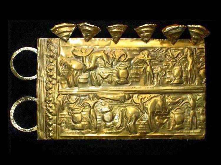 (6/8) Look at the amazing Diadema de Moñes, found in the north of Gallaecia. It's a cultural universe in itself: the warriors on horseback (with those strange bird's heads), men holding cauldrons, salmon swimming, and ducks. The same world as in Formigueiros.  #HillfortsWednesday