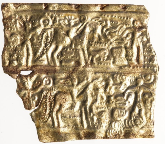 (6/8) Look at the amazing Diadema de Moñes, found in the north of Gallaecia. It's a cultural universe in itself: the warriors on horseback (with those strange bird's heads), men holding cauldrons, salmon swimming, and ducks. The same world as in Formigueiros.  #HillfortsWednesday