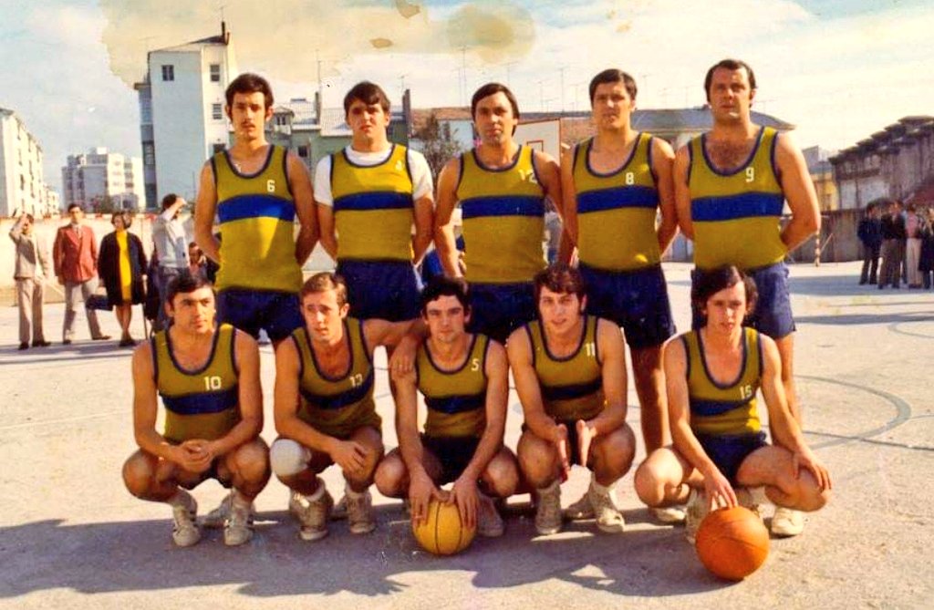 AgrasFernando's tweet photo. Buenos días, equipo del #TirsoMolina que lograba el ascenso a Tercera División #Varela #RogelioBermúdez #Argüeso #ManuelBermúdez #Morate #Sola #Coté #Brea #Maseda 1973 #historiabaloncestoferrol https://t.co/wmzL2kVD02