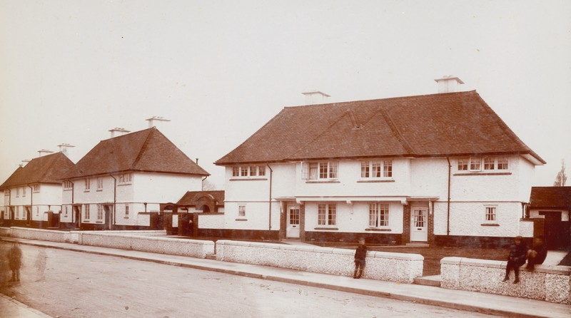 RMcMnow's tweet photo. @JimRyanWW Extra bonus image - the Player's houses shortly after completion by G&T #Crampton (c.1925), complete with some local kids! #BotanicAvenue #housing #suburbs https://t.co/qCUlZri17P