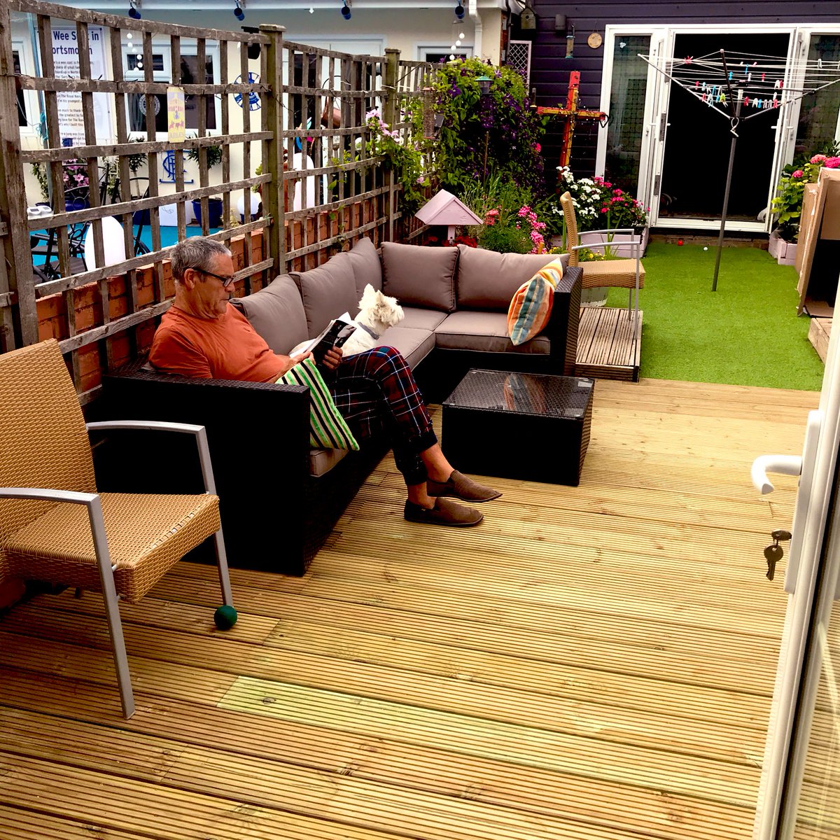 hevdav's tweet photo. Enjoying the new garden furniture with #OMD #wheresdolly #westies  #westhighlandterrier  #dogsoftwitter #missmycaravan #rolloncampsitesopening #4thJuly🤞 https://t.co/xj3IeYnU9Y