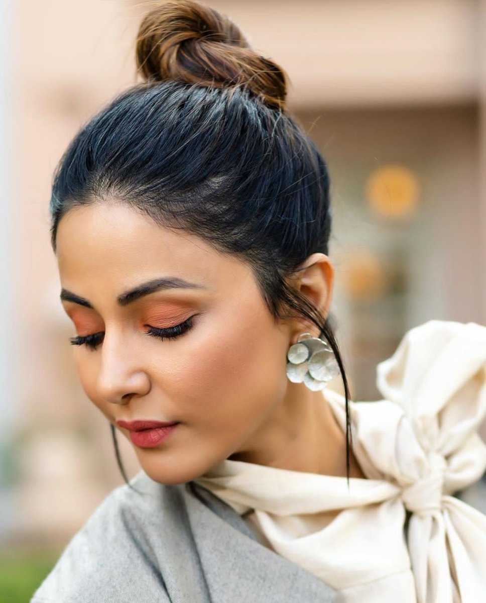 HINA KHAN : She started off from tv years ago and began her journey in Bollywood with her Debut film  #Hacked, She has done a Fabulous work and also movie has a great Social Message but wasn't reviewed by any Critics nor appreciated!  #PayTheirDuesBollywood (1/2) #HinaKhan  https://twitter.com/prileykwest/status/1273092503839768576