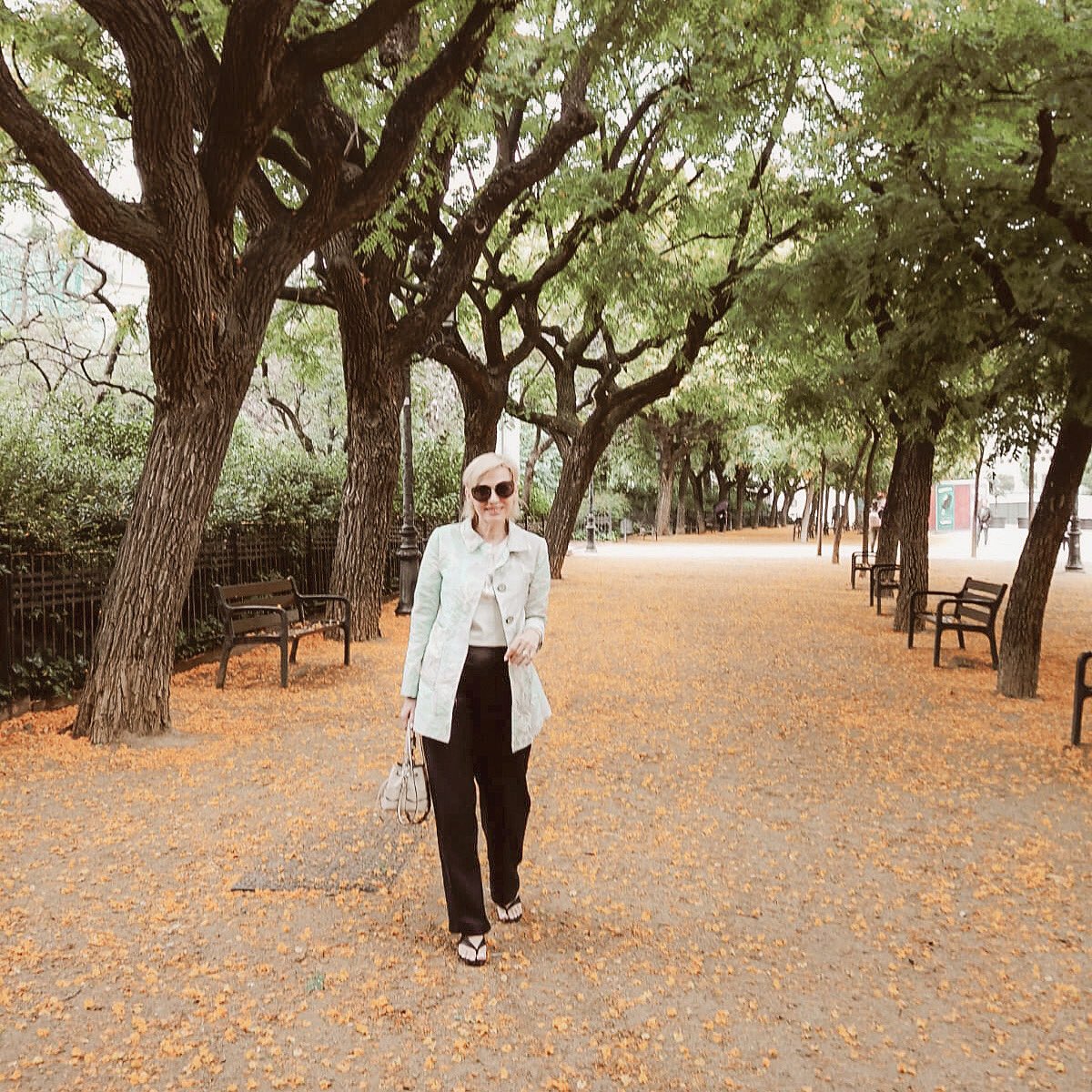 MerceTaus's tweet photo. Primer día en Barcelona después de más de 3 meses.
Felicidad en grado superlativo.
Y aquí me tenéis, paseando bajo la lluvia ☔️ sin paraguas.
#reencuentros
#testimobarcelona
#blogger50plus
#comunicadorademoda https://t.co/t6L2PV8X2I