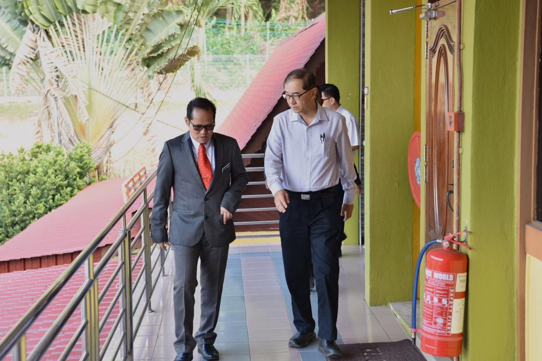 DrMahHS's tweet photo. Saya ingin mengucapkan terima kasih kepada  Dr. Mohd Azam Bin Ahmad serta semua warga Jabatan Pendidikan Negeri Melaka kerana begitu gigih dalam melestarikan sistem pendidikan yang berkualiti dalam membangunkan potensi individu bagi memenuhi aspirasi negara.

Syabas dan tahniah! https://t.co/AbiaEkKHpH