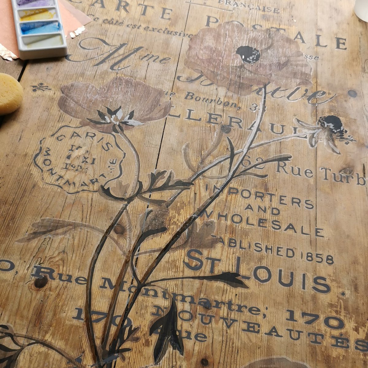A little sneeky-peek of another furniture project I'm working on, playing with transfers and gold foil ✨

#livelovefarm #goldfoil #paintedfurnitureprojects #iodtransfers #countrysideliving #furloughlife