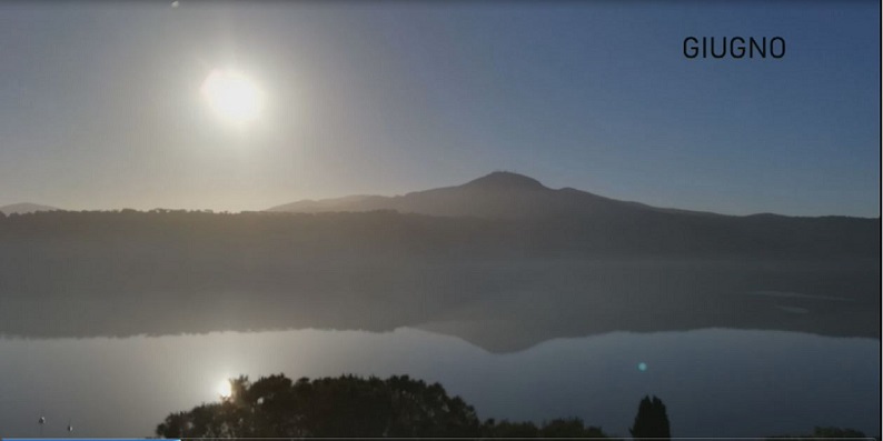 'Un'alba 🌄 lunga un anno' è un videoclip con 24 fotografie che raccontano il sorgere del sole sul #LagoAlbano, le sue affascinanti sfumature e le trasformazioni della luce solare nell'arco di 12 mesi. (Ft. D. Russo Fiorillo) Per guardare il videoclip 👉 bit.ly/3ebTFwh