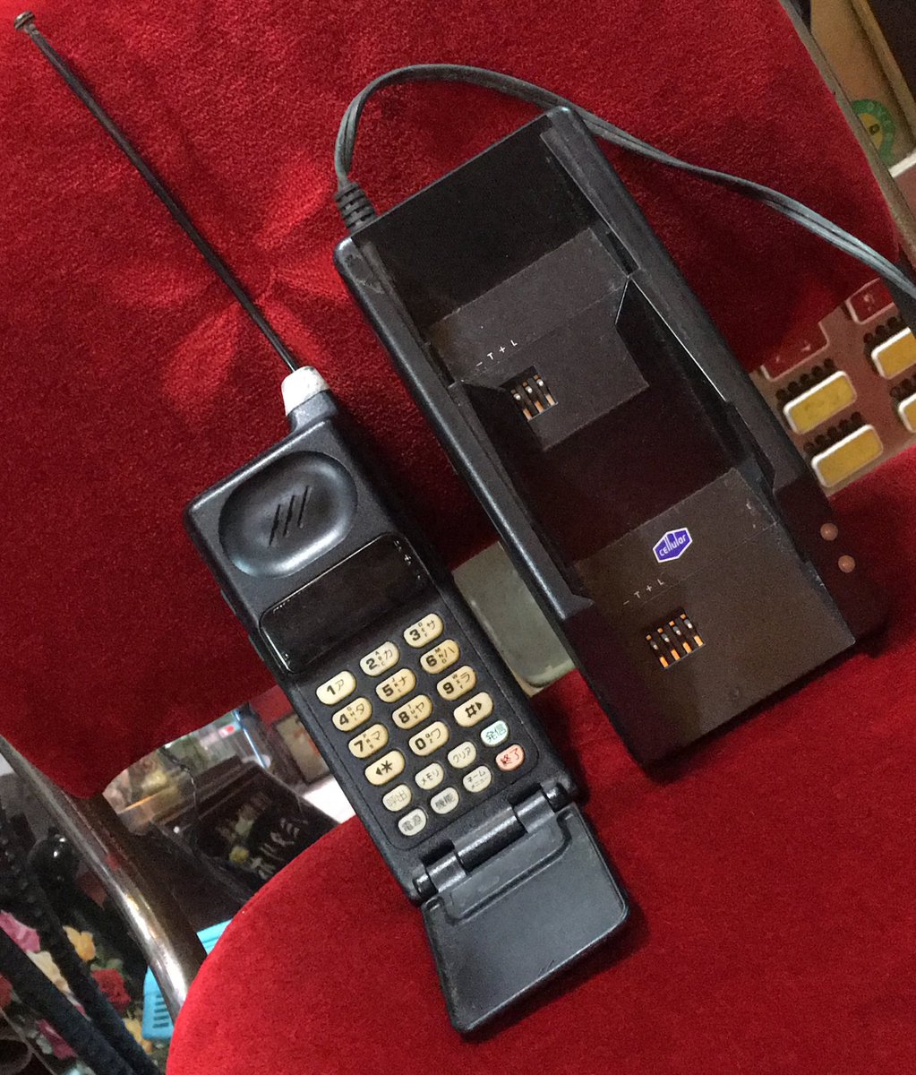 ハンディーホン 関西セルラー 1992年の携帯電話です。 充電器付き