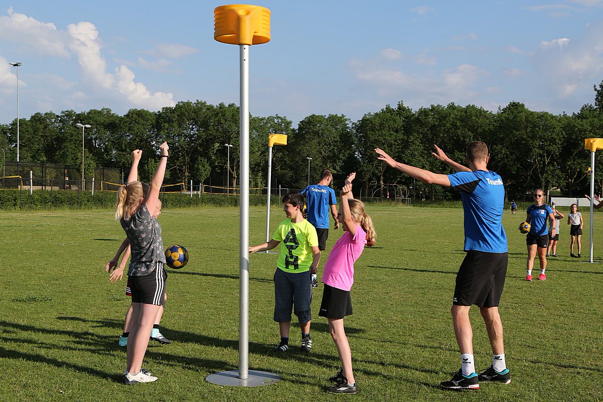 Korfbalverbond's tweet photo. Eén van de onderdelen van de #korfbalzomer is de This is Korfball Tour - summer edition. Op 22 juli gaan (jeugd)internationals en KNKV-trainers langs bij verenigingen om daar clinics te verzorgen. Interesse in een clinic? Aanmelden kan tot 25 juni. Meer: https://t.co/3nri6ZtGso https://t.co/7uPz24Whgy